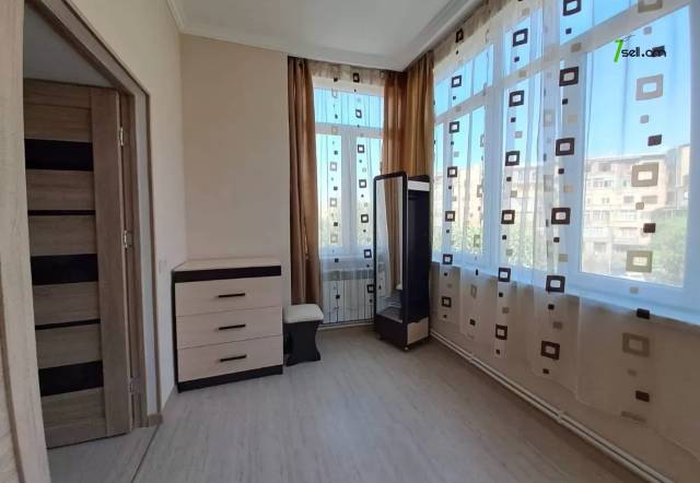 3 սենյականոց բնակարան Սայաթ-Նովայի պողոտայում, 70 ք.մ., 3/5 հարկ, կապիտալ վերանորոգված, քարե շենք