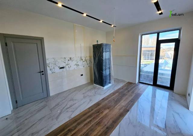 Երկու հարկանի տուն Ամառանոցային փողոցում Ձորաղբյուրում, 2600 ք.մ., 3+ սանհանգույց