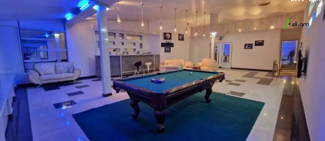 Ընդարձակ 5 սենյականոց բնակարան Մեսրոպ Մաշտոցի պողոտայում, 310 ք.մ., 2 սանհանգույց, բարձր առաստաղներ