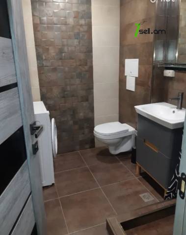 2 սենյականոց բնակարան Աբովյան փողոցում, 42 ք.մ., բարձր առաստաղներ, 2/5 հարկ, կապիտալ վերանորոգված