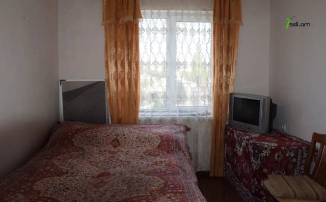 3 սենյականոց բնակարան Միխայիլ Սալտիկով-Շեդրինի փողոցում, 73 ք.մ., եվրովերանորոգված, քարե շենք