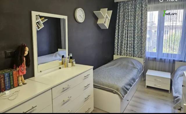 4 սենյականոց բնակարան Շինարարների փողոցում, 80 քմ, կապիտալ վերանորոգված, քարե շենք