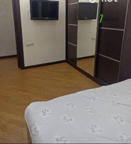 Երեք հարկանի քարե տուն, 30-я улица Нор Ареша Էրեբունիում, 300 քմ, 2 սանհանգույց, եվրովերանորոգված