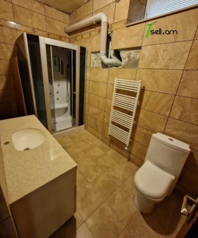 Երկու հարկանի քարե տուն, Նոյ թաղամաս Աջափնյակում, 400 ք.մ., 3+ սանհանգույց, եվրովերանորոգված