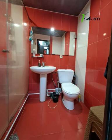 2 սենյականոց բնակարան Աբովյան փողոցում, 45 ք.մ., եվրովերանորոգված, քարե շենք