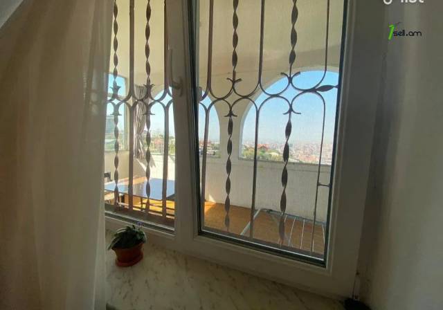 Երեք հարկանի քարե տուն Սերո Խանզադյան փողոցում Նորք Մարաշում, 370 ք.մ., 3+ սանհանգույց, մեծ հողամաս