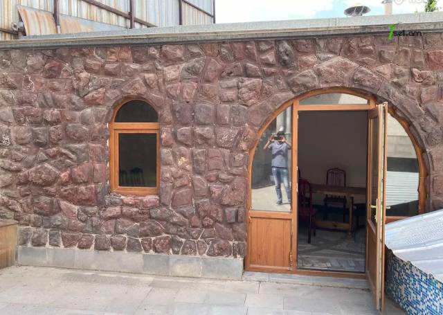 Երկու հարկանի քարե տուն Նոր-Արեշի 46 փողոցում Էրեբունիում, 800 ք.մ., 3+ սանհանգույց