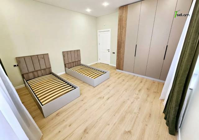 Երեք հարկանի քարե տուն, Դուրյան թաղամաս Ավանում, 400 քմ, 3+ սանհանգույց, կապիտալ վերանորոգված