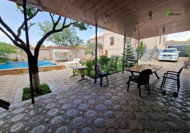 Երկու հարկանի քարե ամառանոց 12-րդ փողոցում Պտղնիում, 600 ք.մ., 3+ սանհանգույց, եվրովերանորոգված