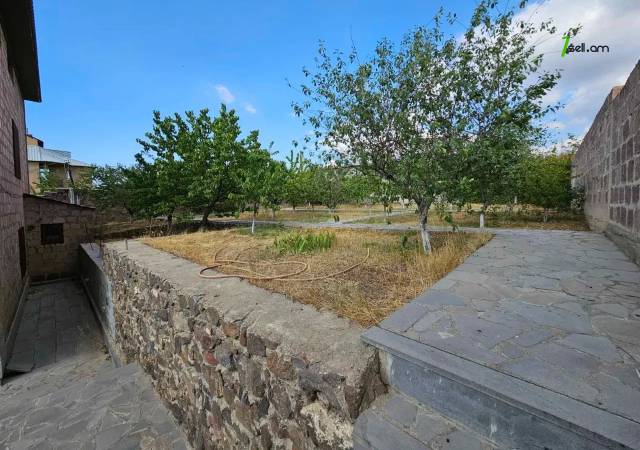 Երեք հարկանի քարե տուն Բագրևանդի 44-րդ փողոցում Նոր Նորքում, 1340 ք.մ., 3+ սանհանգույց