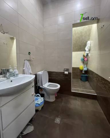 Երկու հարկանի տուն, Աջափնյակ Գ-1 Աջափնյակում, 164 ք.մ., 2 սանհանգույց, կապիտալ վերանորոգված