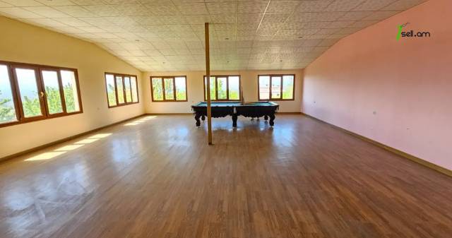 Չորս հարկանի քարե տուն Գարեգին Հովսեփյանի փողոցում Նորք Մարաշում, 2265 քմ, 3+ սանհանգույց