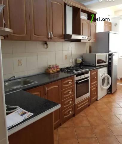 3 սենյականոց բնակարան Բարբյուսի փողոցում, 80 ք.մ., նախավերջին հարկ, կապիտալ վերանորոգված, քարե շենք