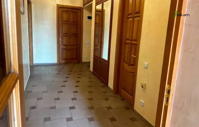 3 սենյականոց բնակարան Տերյան փողոցում, 90 քմ, 5/7 հարկ, դիզայներական ոճով վերանորոգված, քարե շենք