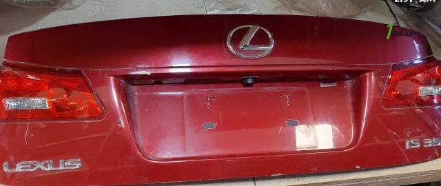 Lexus is բեռնախցիկ