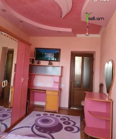 3 սենյականոց բնակարան Դավիթ Բեկի փողոցում, 80 ք.մ., նախավերջին հարկ, եվրովերանորոգված, քարե շենք