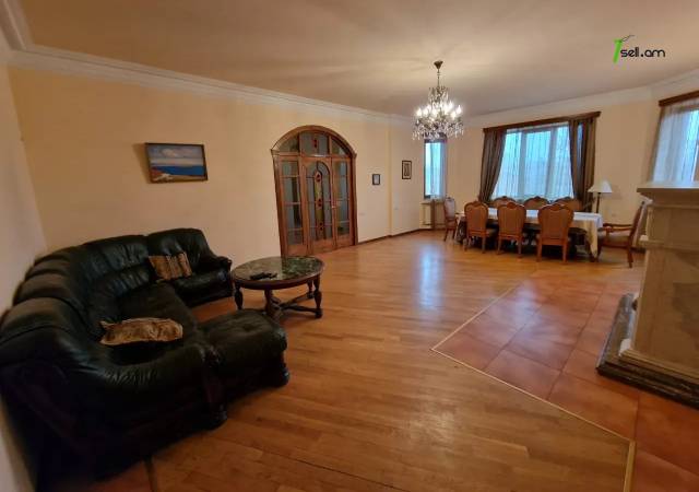 Երկու հարկանի քարե տուն, Եղվարդի խճուղի Զովունիում, 1000 ք.մ., 3+ սանհանգույց, եվրովերանորոգված