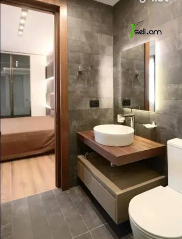 3 սենյականոց բնակարան Ազատության պողոտայում, 109 ք.մ., 2 սանհանգույց, բարձր առաստաղներ