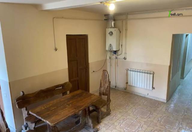 Երկու հարկանի քարե տուն Դավիթ Բեկի փողոցում Էրեբունիում, 200 ք.մ., եվրովերանորոգված