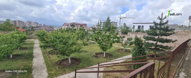 Երկու հարկանի տուն Պետրոս Դուրյանի փողոցում Ավանում, 330 քմ, 2 սանհանգույց, կապիտալ վերանորոգված