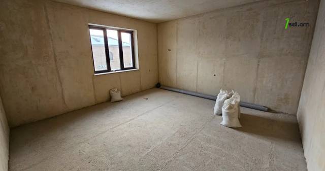 Երկու հարկանի տուն Պարույր Սևակի փողոցում Ավանում, 888 քմ, 2 սանհանգույց, մասնակի վերանորոգում