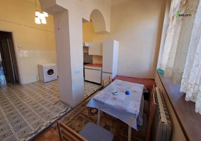 4 սենյականոց բնակարան Մոսկովյան փողոցում, 94 ք.մ., բարձր առաստաղներ, քարե շենք