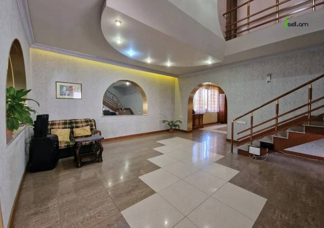 Երկու հարկանի քարե տուն Աշոտ Հովհաննիսյանի փողոցում Նոր Նորքում, 700 ք.մ., 3+ սանհանգույց