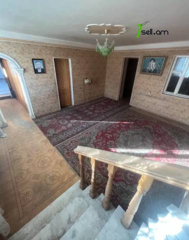 Երկու հարկանի քարե տուն Աբովյանում, 1170 ք.մ., 2 սանհանգույց, մասնակի վերանորոգում