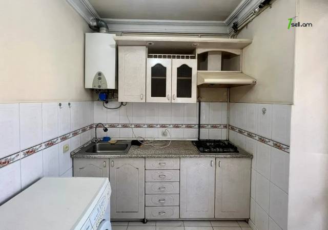 3 սենյականոց բնակարան Մամիկոնյանց փողոցում, 78 ք.մ., 2/5 հարկ, կապիտալ վերանորոգված, քարե շենք