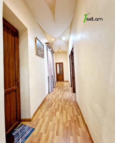 Երկու հարկանի քարե տուն, Նոյ թաղամաս Աջափնյակում, 840 ք.մ., 3+ սանհանգույց, եվրովերանորոգված