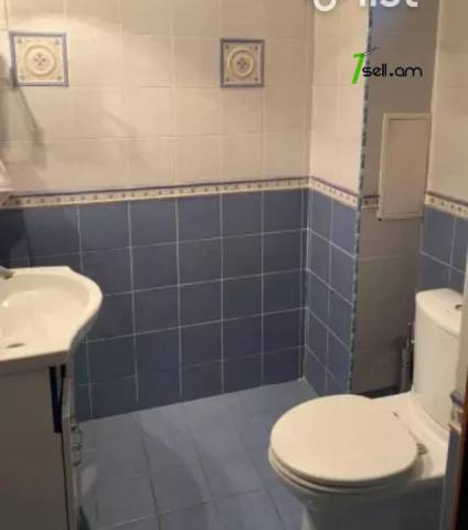 Երեք հարկանի քարե տուն Ծարավ աղբյուրի փողոցում Ավանում, 360 ք.մ., 2 սանհանգույց