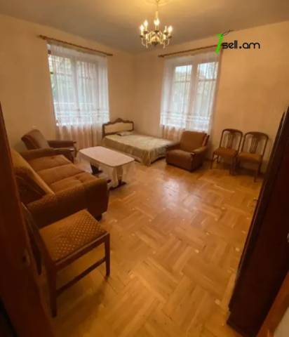 1 սենյականոց բնակարան Չարենցի փողոցում, 45 ք.մ., 2/4 հարկ, կապիտալ վերանորոգված, քարե շենք