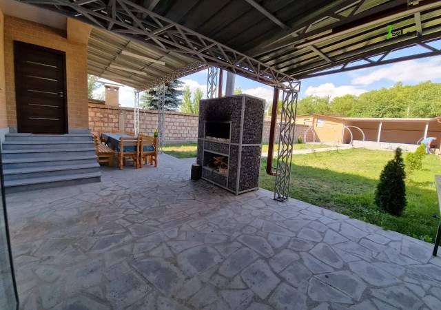 Երկու հարկանի քարե ամառանոց, Ջրվեժ թաղամաս Ջրվեժում, 800 ք.մ., 2 սանհանգույց, կապիտալ վերանորոգված