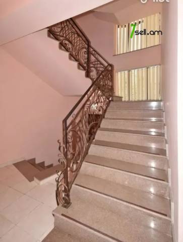 3 սենյականոց բնակարան նորակառույց շենքում Աղբյուր Սերոբի փողոցում, 130 ք.մ., 2 սանհանգույց