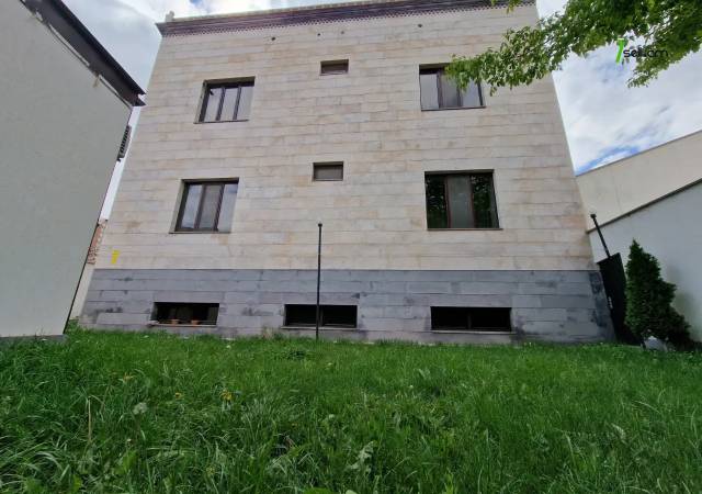 Երեք հարկանի տուն Պարույր Սևակի փողոցում Ավանում, 800 ք.մ., 3+ սանհանգույց, կապիտալ վերանորոգված