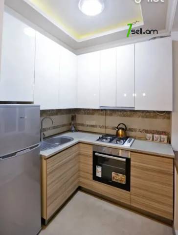 3 սենյականոց բնակարան Կասյան փողոցում, 57 ք.մ., բարձր առաստաղներ, եվրովերանորոգված, քարե շենք