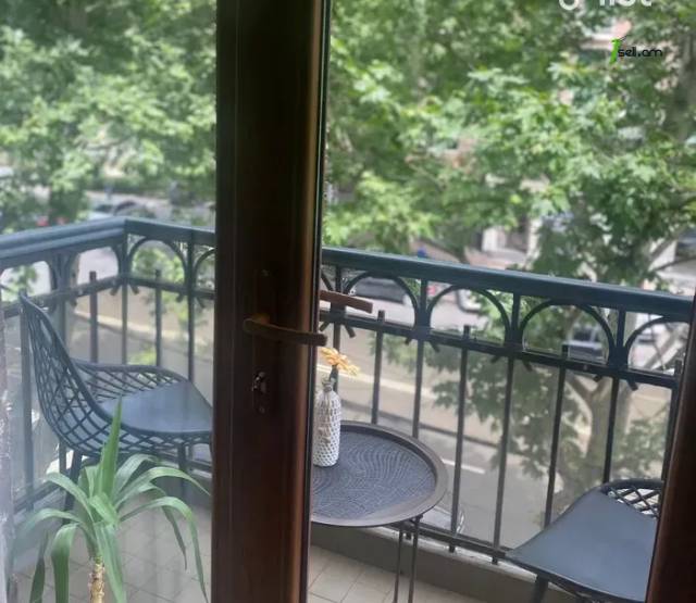 4 սենյականոց բնակարան Սայաթ-Նովայի պողոտայում, 87 ք.մ., բարձր առաստաղներ, 3/5 հարկ, եվրովերանորոգված