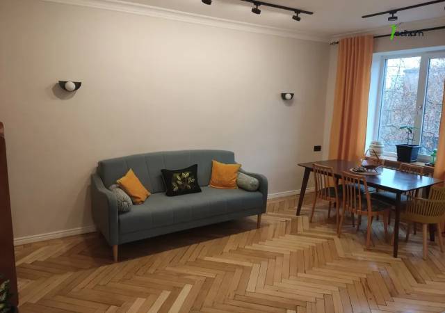 2 սենյականոց բնակարան Արամ Խաչատրյանի փողոցում, 56 ք.մ., նախավերջին հարկ, եվրովերանորոգված