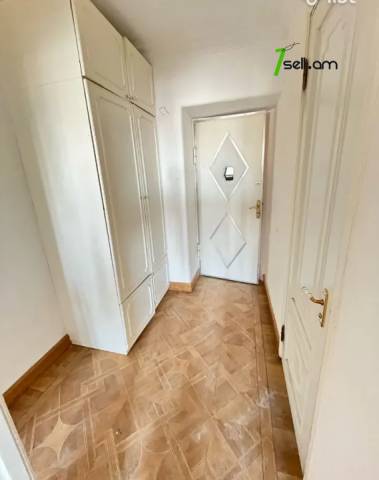 2 սենյականոց բնակարան Արմեն Տիգրանյանի փողոցում, 47 ք.մ., նախավերջին հարկ, քարե շենք