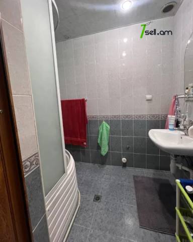 3 սենյականոց բնակարան Խանջյան փողոցում, 80 ք.մ., 2 սանհանգույց, բարձր առաստաղներ, 3/7 հարկ