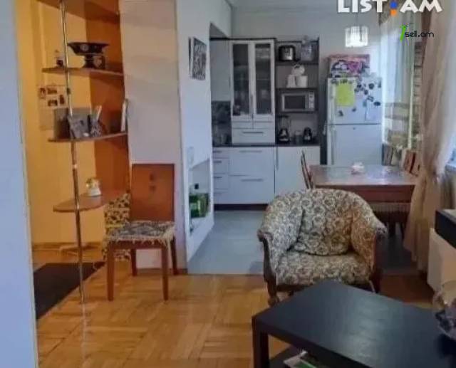 3 սենյականոց բնակարան Վրացական փողոցում, 100 քմ, 3/5 հարկ, 2 սանհանգույց, կապիտալ վերանորոգված