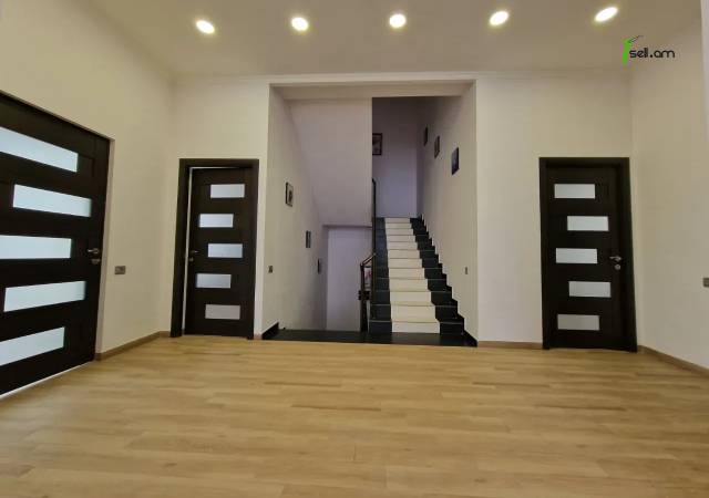 Երեք հարկանի տուն Պարույր Սևակի փողոցում Ավանում, 800 ք.մ., 3+ սանհանգույց, կապիտալ վերանորոգված