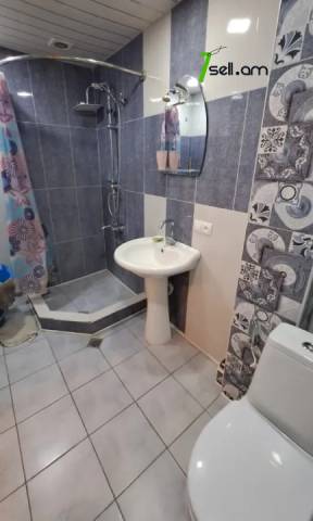 3 սենյականոց բնակարան Սարյանի փողոցում, 74 քմ, 1/8 հարկ, քարե շենք