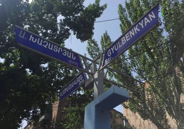 2 սենյականոց բնակարան Արամ Խաչատրյանի փողոցում, 49 ք.մ., 3/5 հարկ, եվրովերանորոգված, քարե շենք