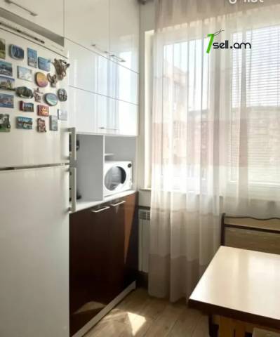 3 սենյականոց բնակարան Խաղաղ Դոնի փողոցում, 80 ք.մ., նախավերջին հարկ, եվրովերանորոգված