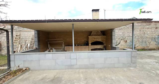 Երկու հարկանի քարե տուն Դավիթ Բեկի փողոցում Էրեբունիում, 1600 ք.մ., 3+ սանհանգույց