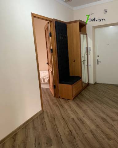 3 սենյականոց բնակարան Չարենցի փողոցում, 90 ք.մ., 3/5 հարկ, կապիտալ վերանորոգված, քարե շենք