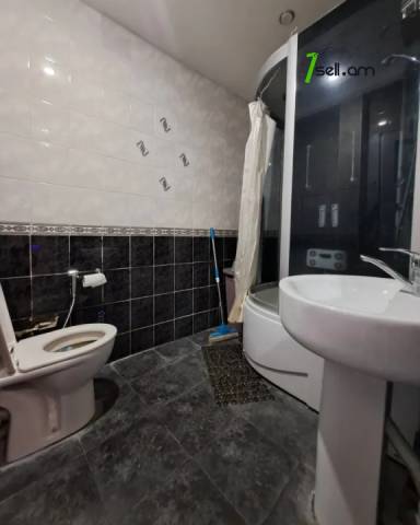 3 սենյականոց բնակարան Մոսկովյան փողոցում, 98 ք.մ., բարձր առաստաղներ, մի քանի պատշգամբ, 3/5 հարկ