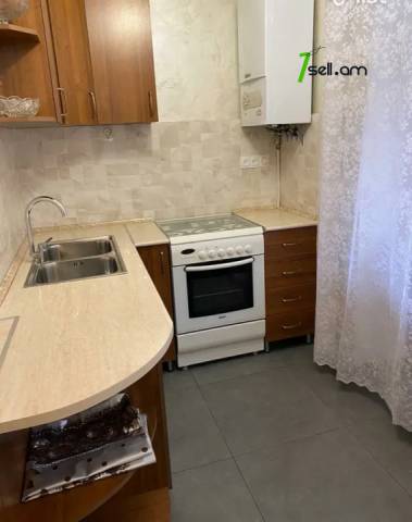 2 սենյականոց բնակարան Գրիբոյեդով փողոցում, 56 ք.մ., 2/5 հարկ, բարձր առաստաղներ, եվրովերանորոգված