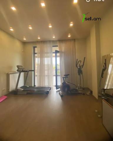 Երեք հարկանի տուն Մարշալ Բաբաջանյան փողոցում Ավանում, 715 քմ, 3+ սանհանգույց